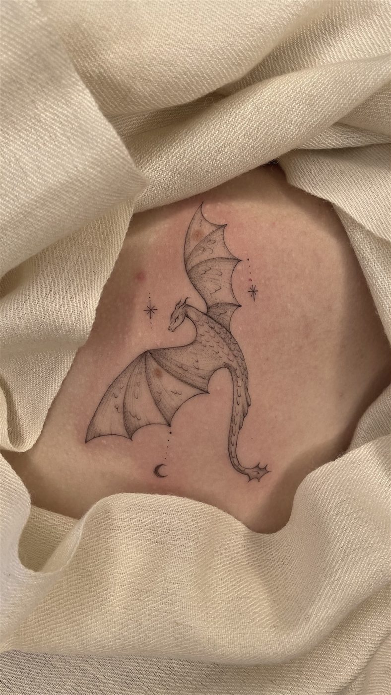 Tatuaje de trazo fino realizado por Claudia Medel